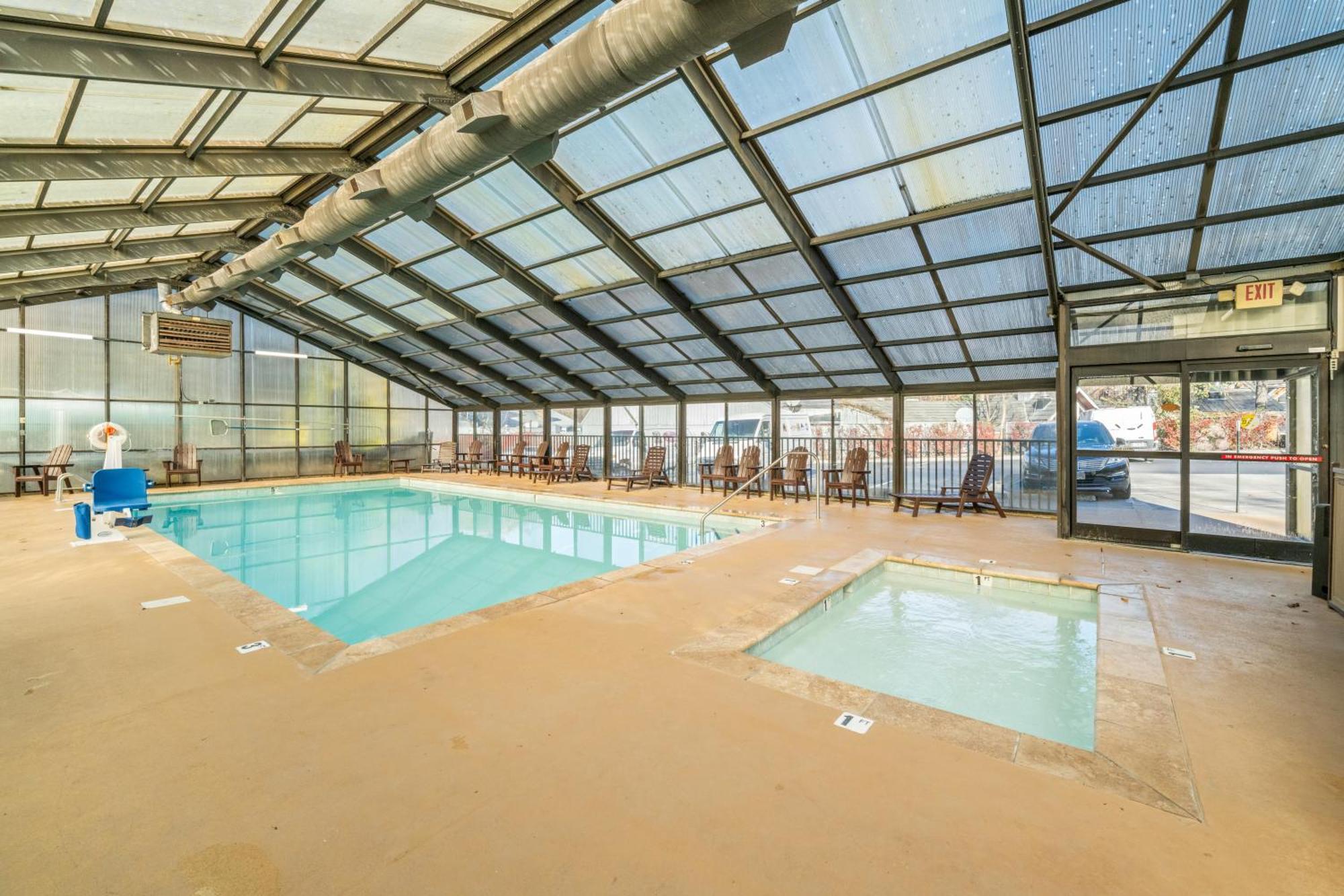 Black Bear Inn & Suites Gatlinburg Bagian luar foto